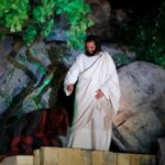 Na quarta-feira (16), Lucca Lorenzett Pastrelli estreou como Jesus, protagonizando encenação da Paixão de Cristo em Maringá; nesta sexta (18) a apresentação deve ter público ainda maior. / Foto: Giovani Camacho