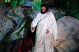 Na quarta-feira (16), Lucca Lorenzett Pastrelli estreou como Jesus, protagonizando encenação da Paixão de Cristo em Maringá; nesta sexta (18) a apresentação deve ter público ainda maior. / Foto: Giovani Camacho