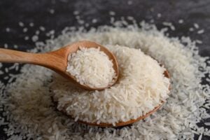 arroz-moido-em-uma-tigela-e-uma-colher-de-pau-no-chao-de-cimento-preto_1150-20058
