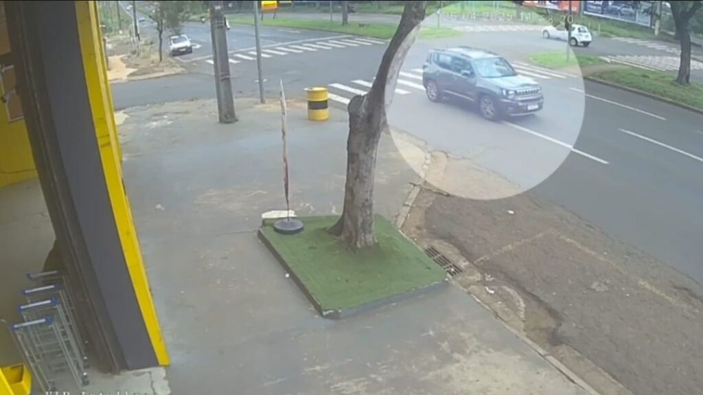 cameras-de-seguranca-registram-acidente-na-avenida-colombo-em-maringa