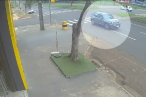 cameras-de-seguranca-registram-acidente-na-avenida-colombo-em-maringa