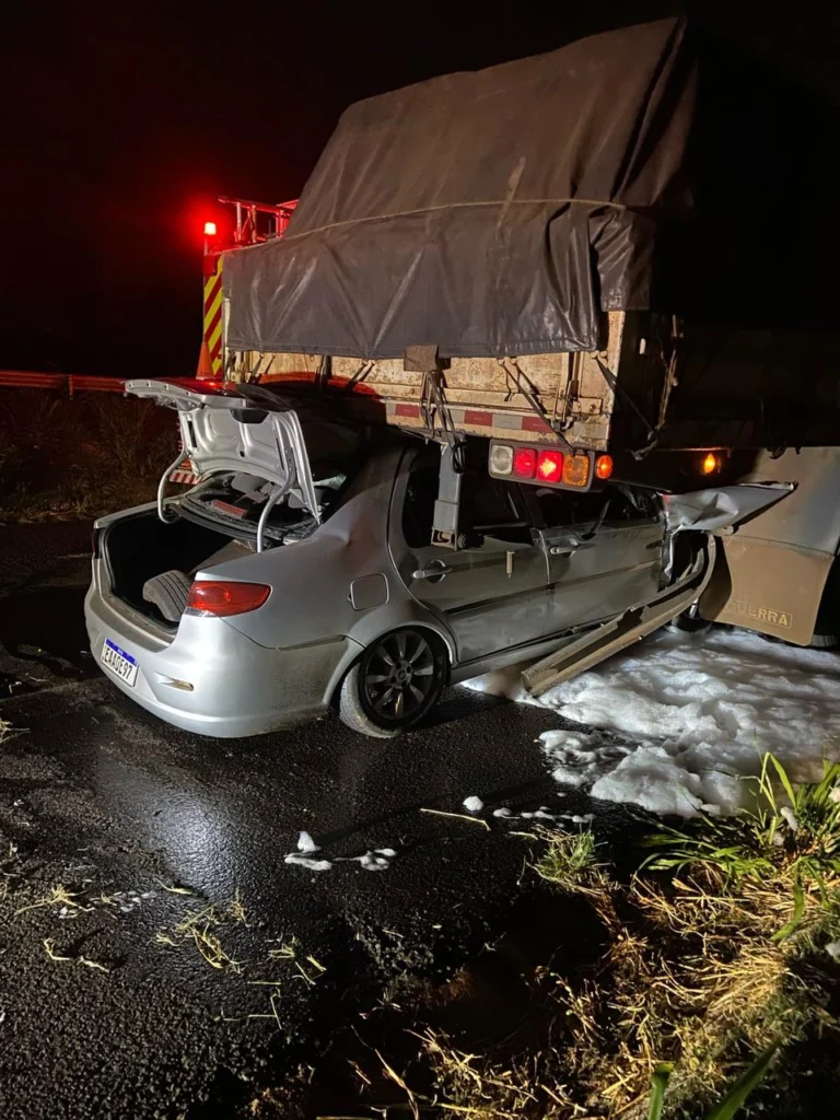 grave-acidente-entre-carro-e-carreta-deixa-motorista-ferido-na-br-376