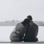 jovem-casal-internacional-juntos-no-parque_1303-15014