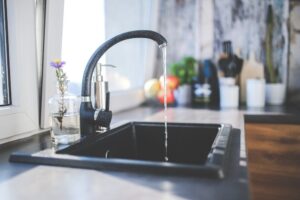 toque-perdendo-agua_1162-111