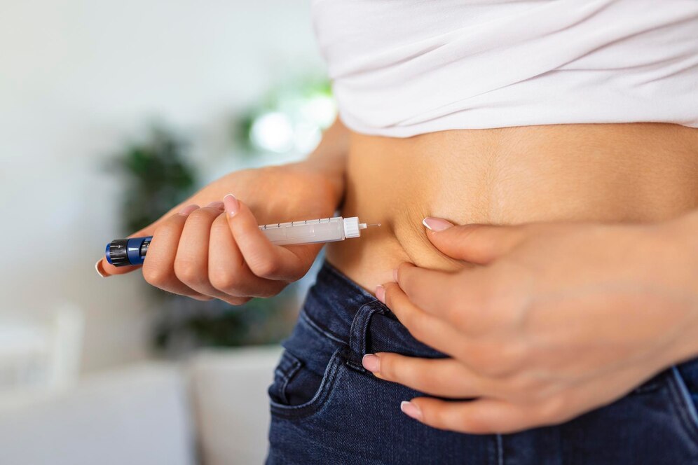 um-paciente-diabetico-usando-caneta-de-insulina-para-fazer-uma-injecao-de-insulina-em-casa-jovem-controle-diabetes-estilo-de-vida-diabetico_657921-1373