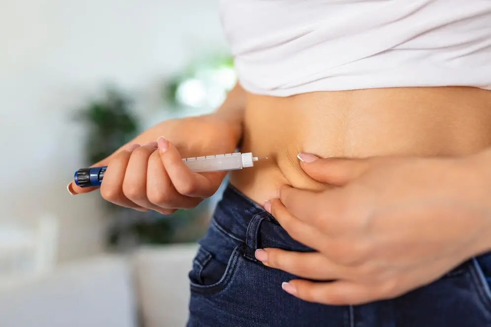 um-paciente-diabetico-usando-caneta-de-insulina-para-fazer-uma-injecao-de-insulina-em-casa-jovem-controle-diabetes-estilo-de-vida-diabetico_657921-1373