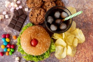 vista-superior-hamburguer-com-lanches_23-2148263015