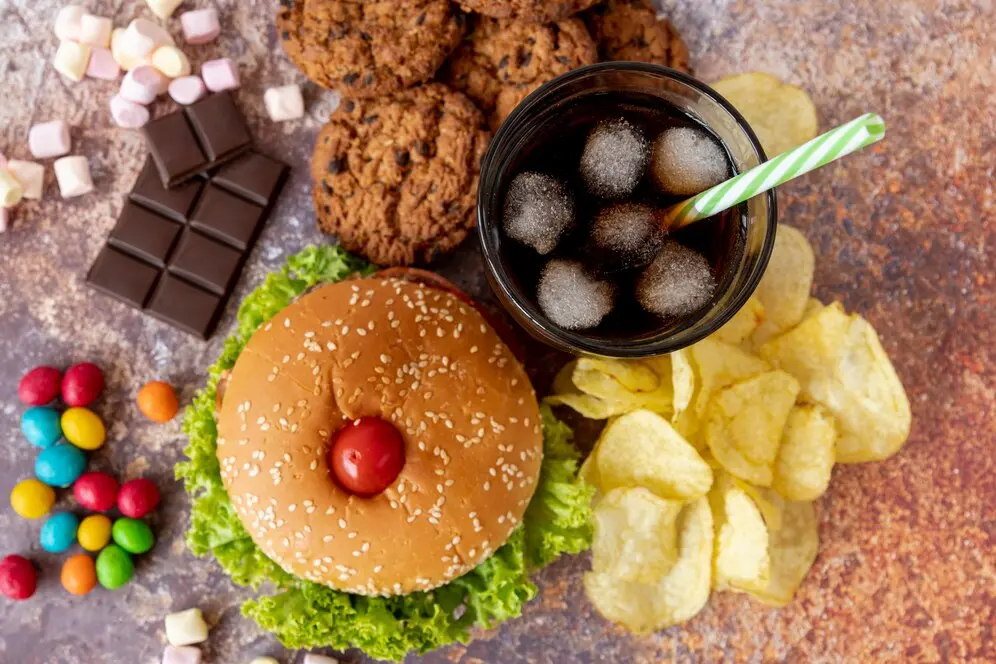 vista-superior-hamburguer-com-lanches_23-2148263015