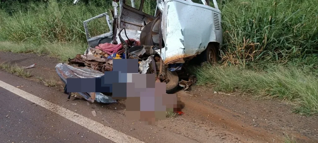 Colisao-entre-Kombi-e-caminhao-deixa-dois-mortos-n-00992013-0-202505311522-ScaleDownProportional