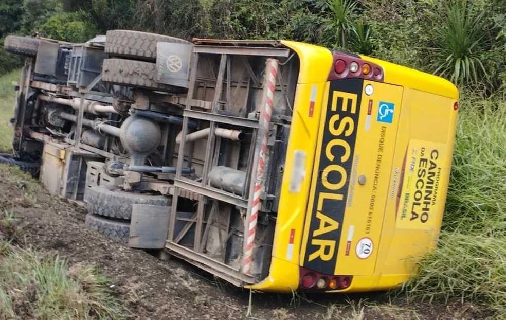 Embriagado-homem-furta-e-tomba-onibus-escolar-no-P-00989963-0-202505241803-ScaleDownProportional