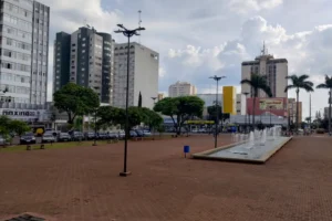 Pai-e-filho-saiam-de-um-banco-localizado-em-frente-00893316-0-202407110739-ScaleDownProportional