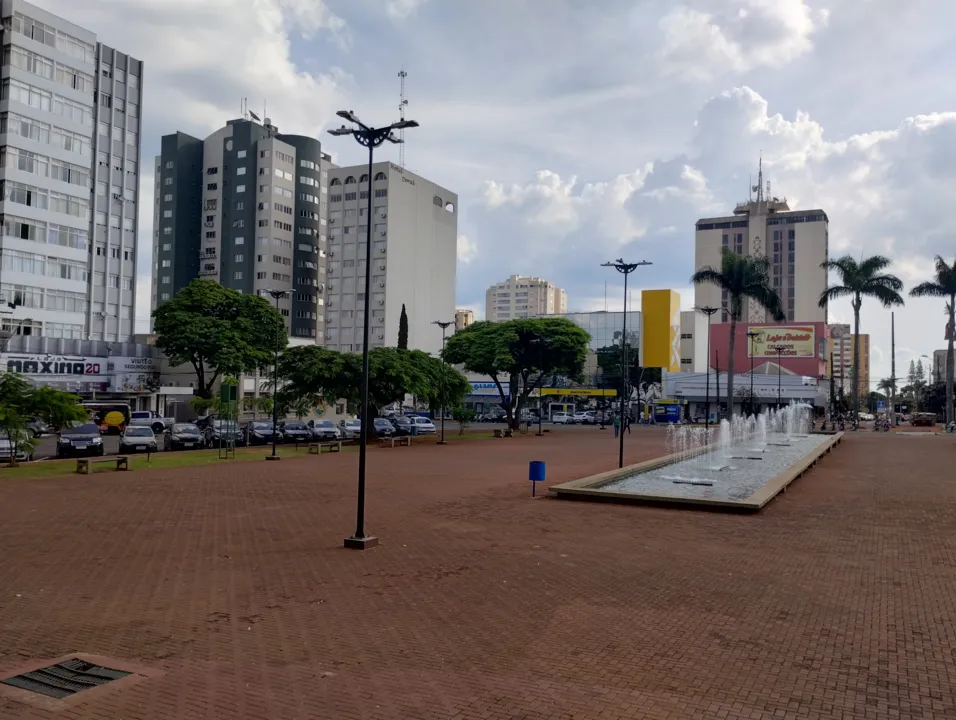 Pai-e-filho-saiam-de-um-banco-localizado-em-frente-00893316-0-202407110739-ScaleDownProportional