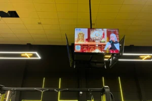 Com programação religiosa nas tvs e louvores na playlist, a academia cristã também tem restrições de vestimentas