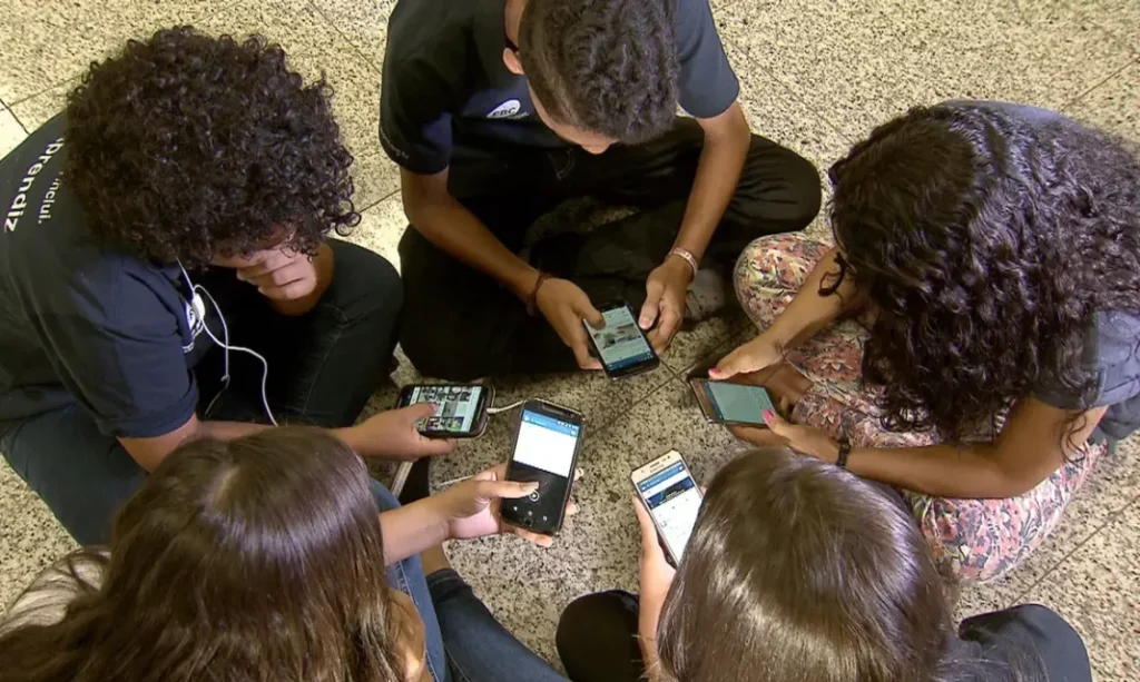 adolescente-celular-redes-sociais-1068×639