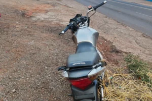 adolescente-empina-moto-foge-da-pm-e-sofre-queda-durante-perseguicao-em-maringa-video-mostra-a-perseguicao-1 (1)