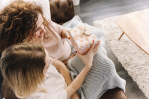 de-cima-mulheres-com-presentes-no-sofa