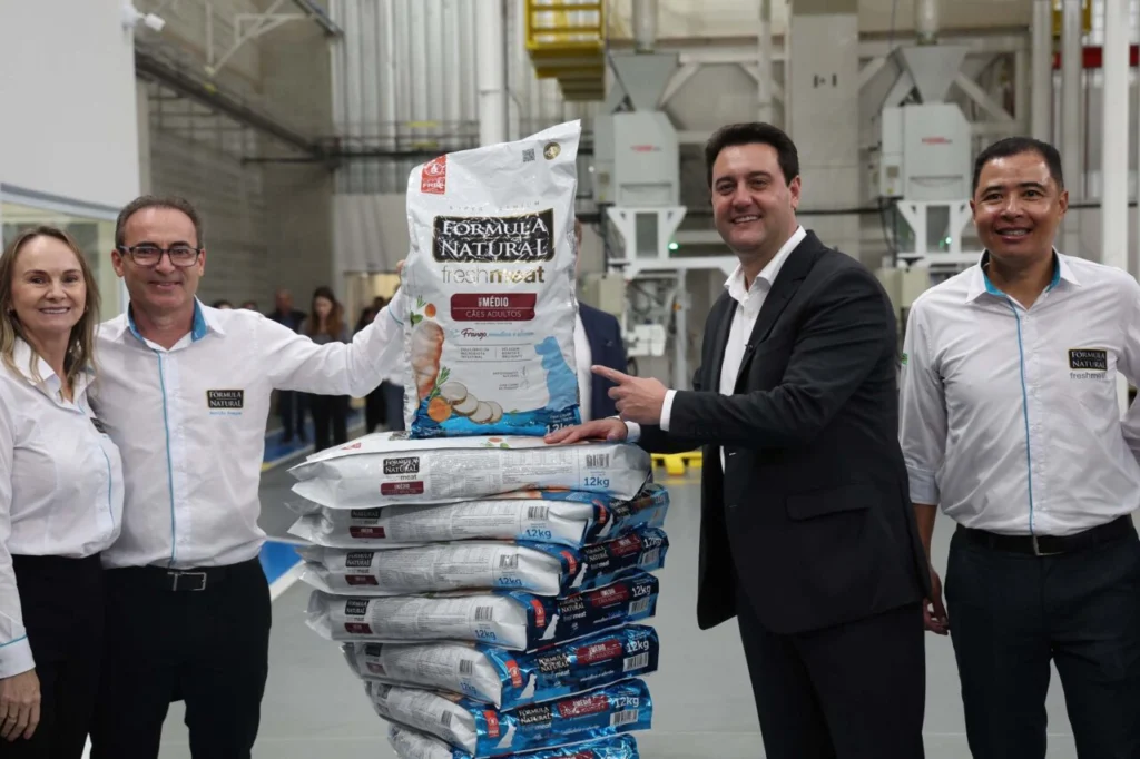 Nova fábrica de R$ 140 milhões em cidade de 28 mil habitantes no Paraná vai gerar até 200 empregos Foto 2 ratinho júnior na inauguração da nova fábrica no paraná