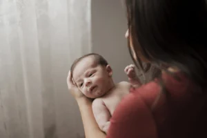 mae-segurando-bebe-adoravel