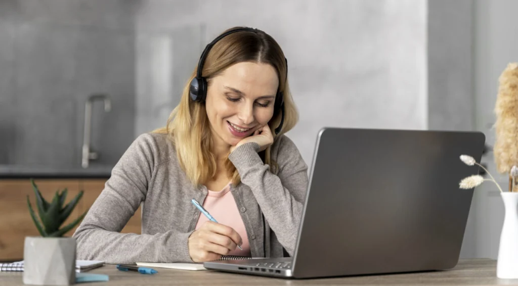 mulher-com-fone-de-ouvido-trabalhando-no-laptop