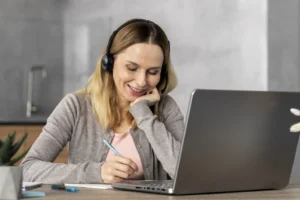 mulher-com-fone-de-ouvido-trabalhando-no-laptop