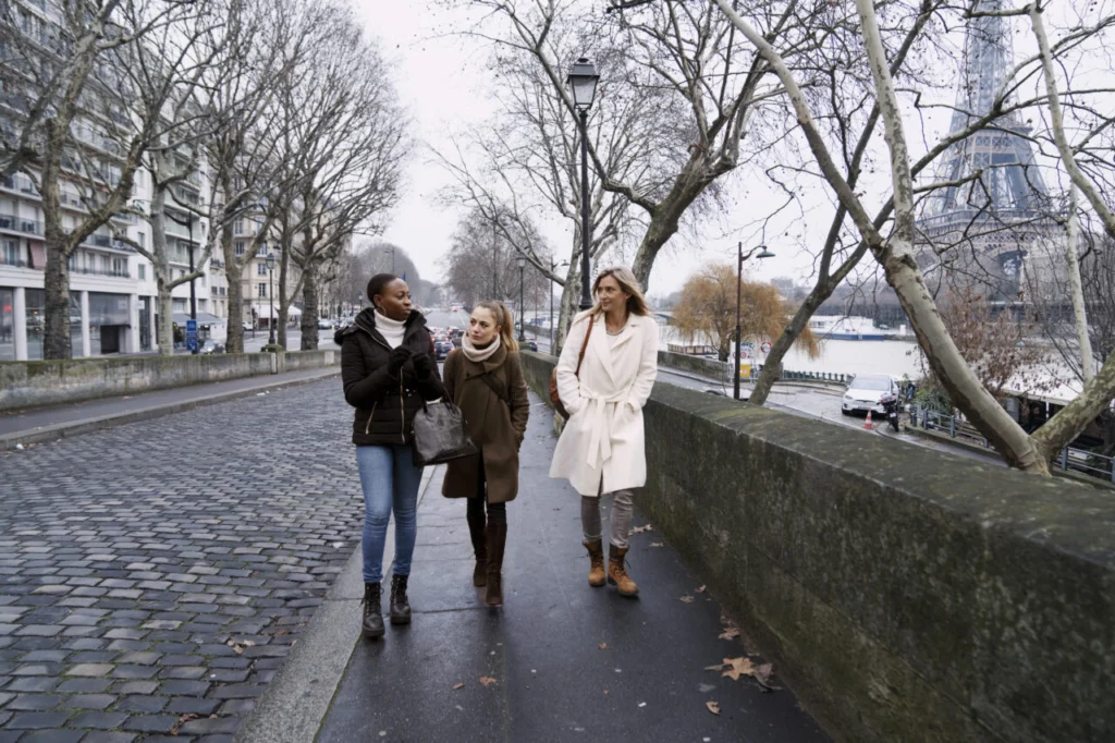 mulheres-viajando-em-paris (1)