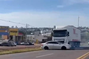 video-mostra-carro-sendo-arrastado-por-caminhao-na-br-277-em-cascavel-cb0ee