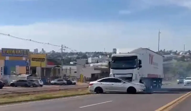 video-mostra-carro-sendo-arrastado-por-caminhao-na-br-277-em-cascavel-cb0ee