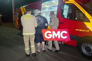 Vídeo árvore cai e atinge caminhonete em movimento no centro de Maringá (10)