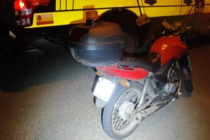 Vídeo árvore cai e atinge caminhonete em movimento no centro de Maringá (13)