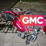 Vídeo árvore cai e atinge caminhonete em movimento no centro de Maringá