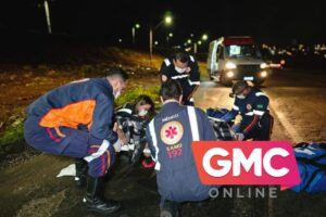Vídeo árvore cai e atinge caminhonete em movimento no centro de Maringá (3)
