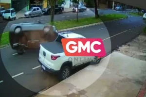 Vídeo árvore cai e atinge caminhonete em movimento no centro de Maringá (5)
