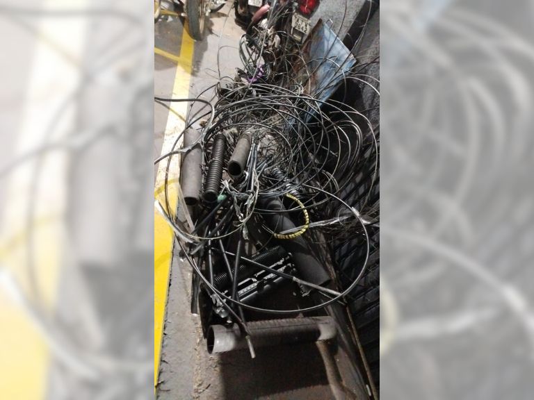 Vídeo árvore cai e atinge caminhonete em movimento no centro de Maringá (7)