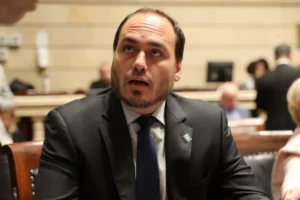 carlos-bolsonaro-990×557.jpg