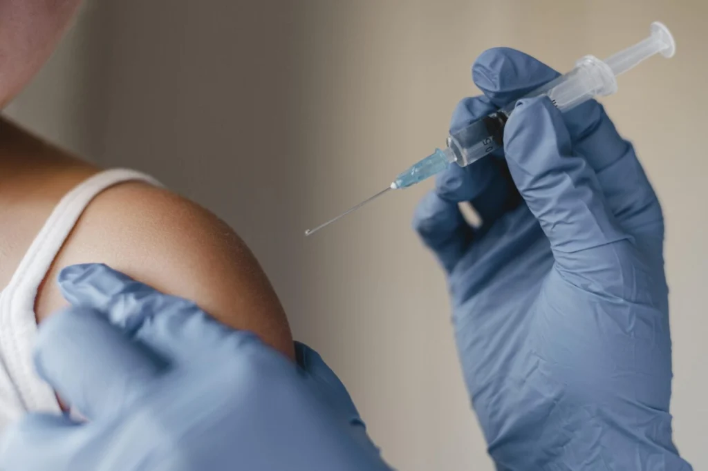 medico-com-luvas-administrando-vacina-para-crianca