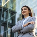 mulher-de-negocios-posando-com-os-bracos-cruzados-na-cidade