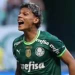 1746179142-richard-rios-em-campo-pelo-flamengo