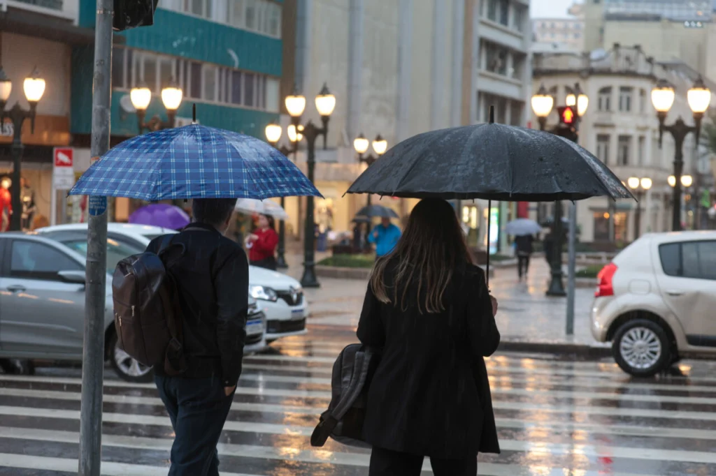 Paraná registra raios e granizo: chuva diminui na sexta, mas ganha força no fim de semana