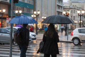 Paraná registra raios e granizo: chuva diminui na sexta, mas ganha força no fim de semana