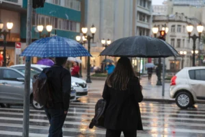Paraná registra raios e granizo: chuva diminui na sexta, mas ganha força no fim de semana