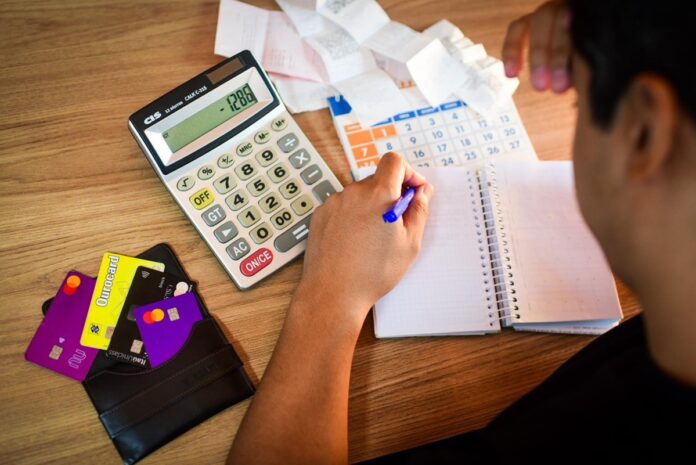 54527-juros-altos-impoem-cautela-com-o-cartao-de-credito-saiba-como-usa-lo-696×465