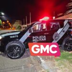 Após prisão do marido por tráfico, mulher assume atividade criminosa e acaba presa também Uma mulher, de 25 anos, foi presa por tráfico de drogas em uma operação da Divisão Estadual de Narcóticos