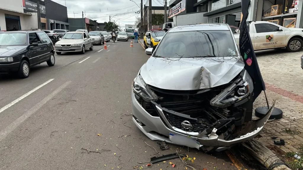 Carro-invadiu-calcada-e-atropelou-pedestres-na-Rua-01001277-0-202507021450-ScaleDownProportional