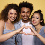 amigos-de-frente-com-maquiagem-grafica-nos-olhos