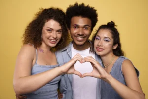 amigos-de-frente-com-maquiagem-grafica-nos-olhos