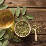 chavena-de-cha-e-folhas-de-ervas-naturais