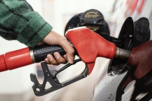 homem-no-posto-de-gasolina-com-o-carro-de-perto