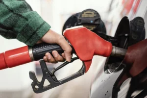 homem-no-posto-de-gasolina-com-o-carro-de-perto