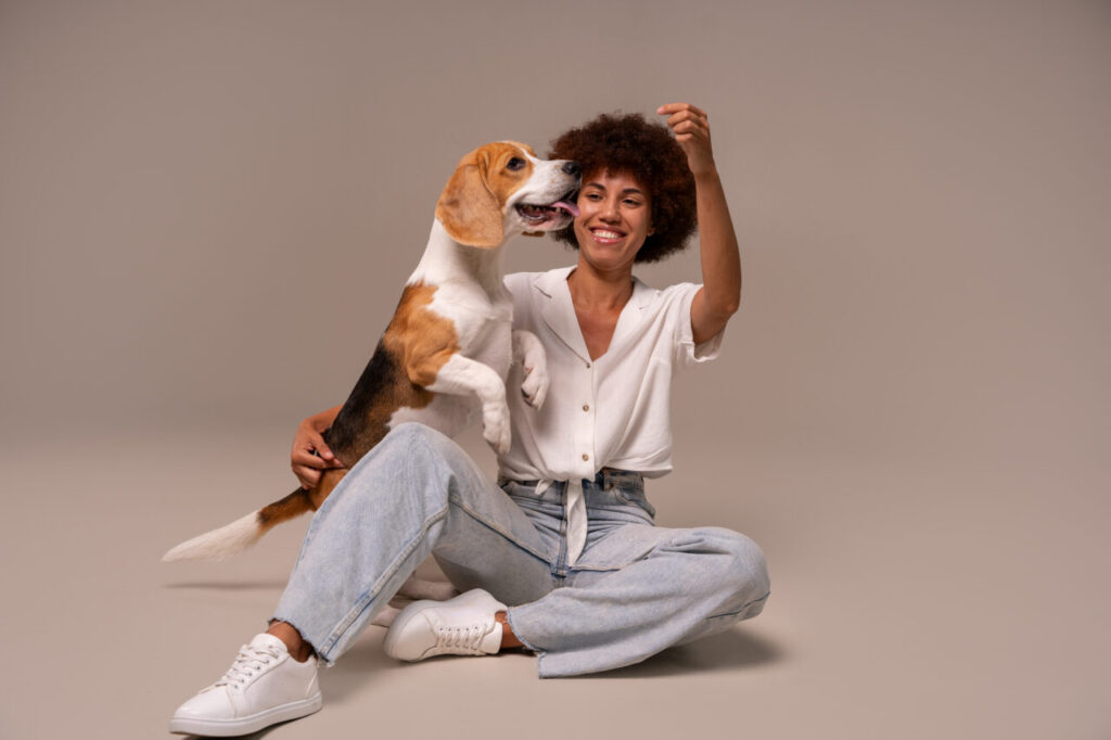 mulher-de-foto-completa-com-cachorro-em-estudio