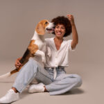 mulher-de-foto-completa-com-cachorro-em-estudio